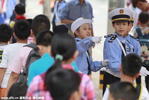 Kids serve as traffic police in C China