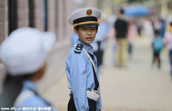 Kids serve as traffic police in C China