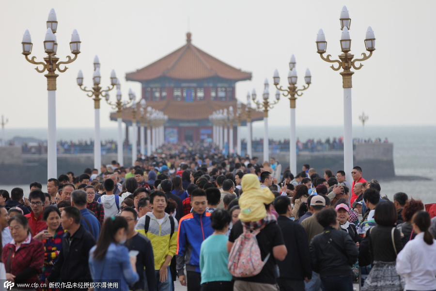 Scenic spots packed with tourists on National Day Holiday