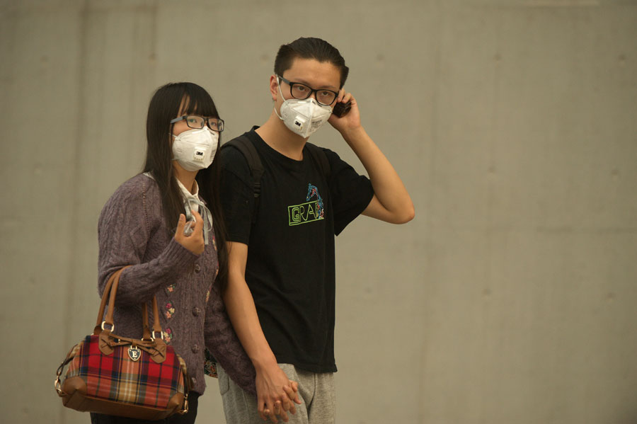 Smog creeps back to shroud week-long holiday