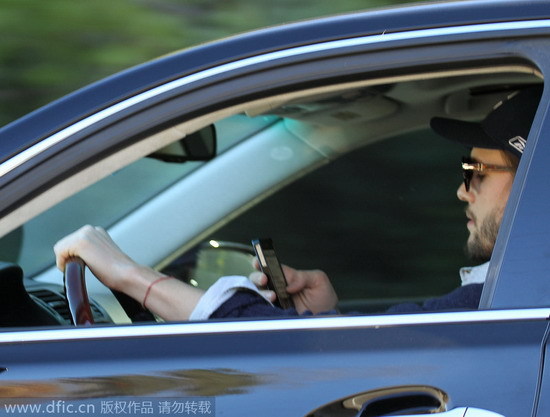 Stay off your smartphones while on the road, drivers are warned