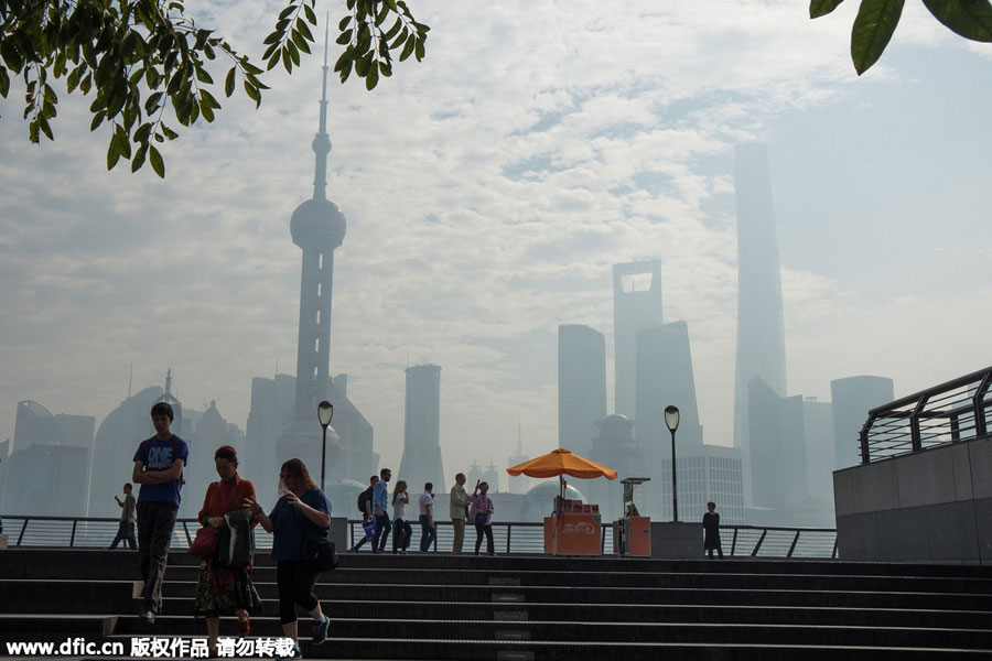 Heavy pollution envelops Shanghai