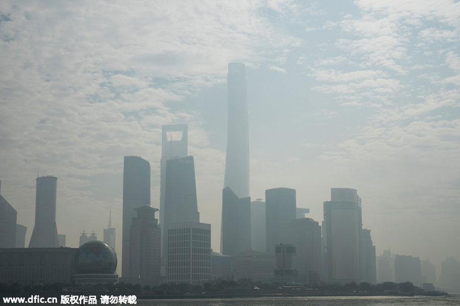 Heavy pollution envelops Shanghai