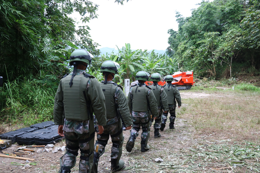 Mine clearance mission on China-Vietnam border