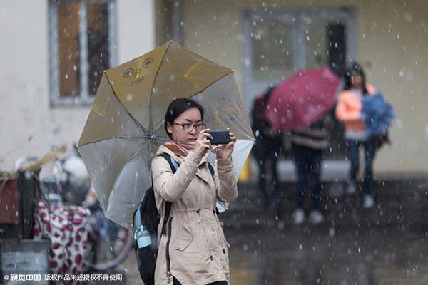 North China ushers in early snowfall