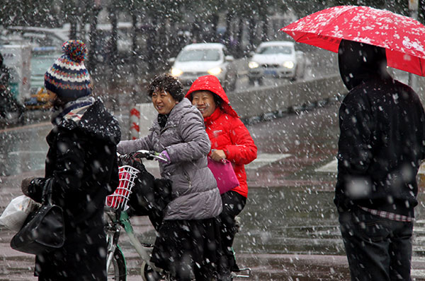 Early snow blankets northern regions