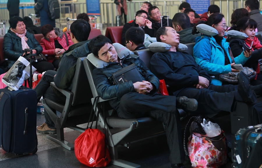 Large number of flights, trains delay due to heavy snow in Beijing