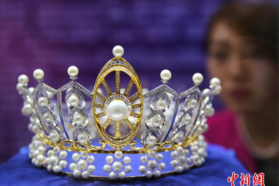 Exquisite gold and jade products go on display in Beijing