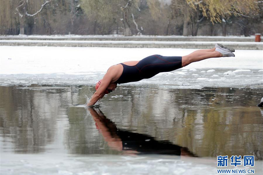 Swimmers jump into frozen lake in Northeast China