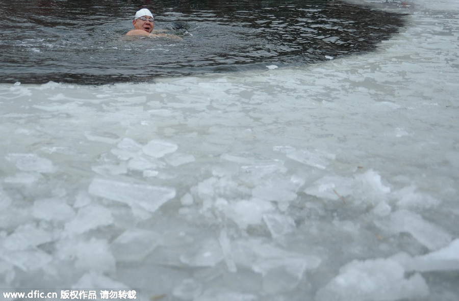 Swimmers jump into frozen lake in Northeast China