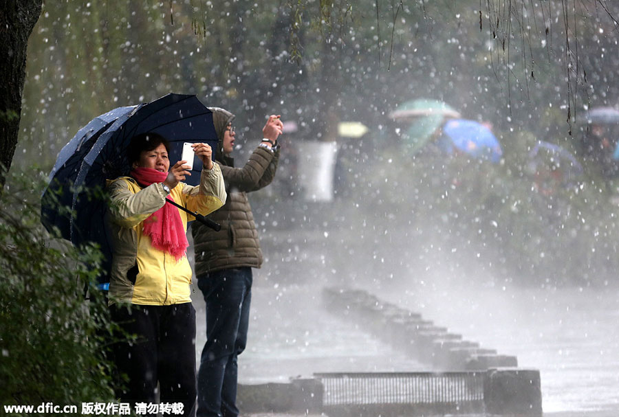 Hangzhou embraces first snowfall of the season