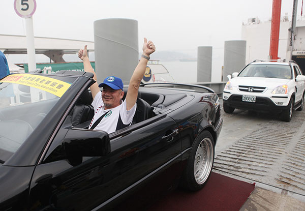 Tourists from Taiwan kick off car tour in Xiamen