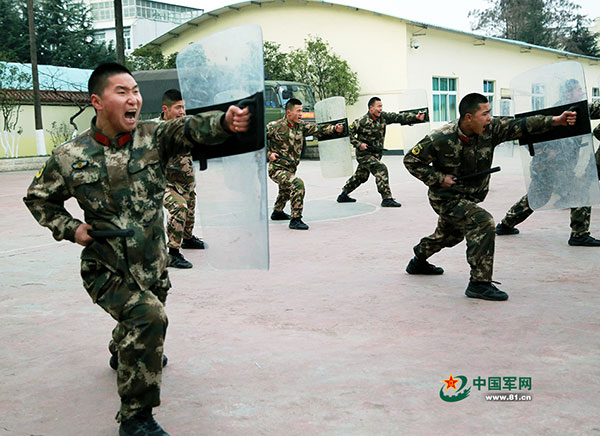 Armed police receive winter training in SW China