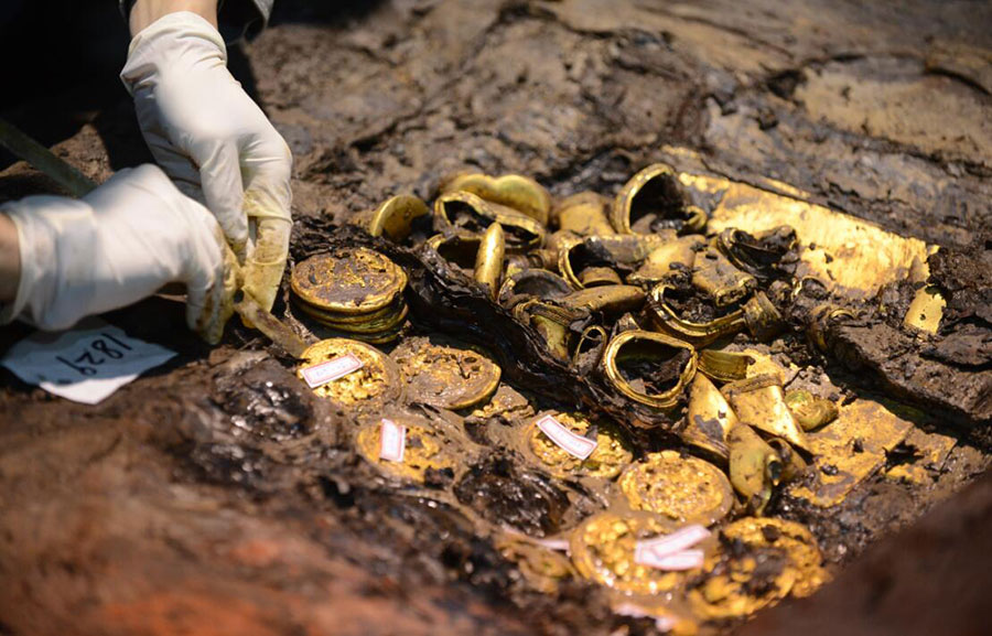 Gold plates indicate tomb's royal Han origin