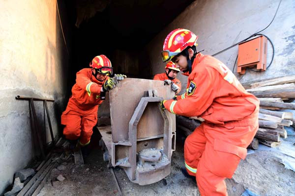One dead, 17 still trapped in China mine collapse