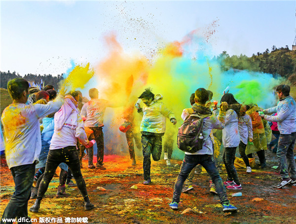 Runners enjoy color run in Chongqing