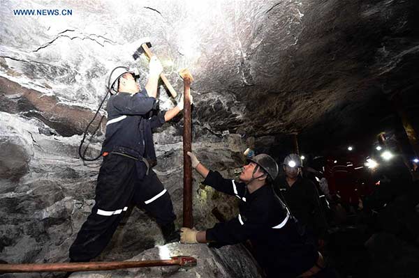 Workers race against time to rescue 17 miners