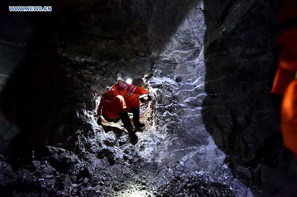 Workers race against time to rescue 17 miners