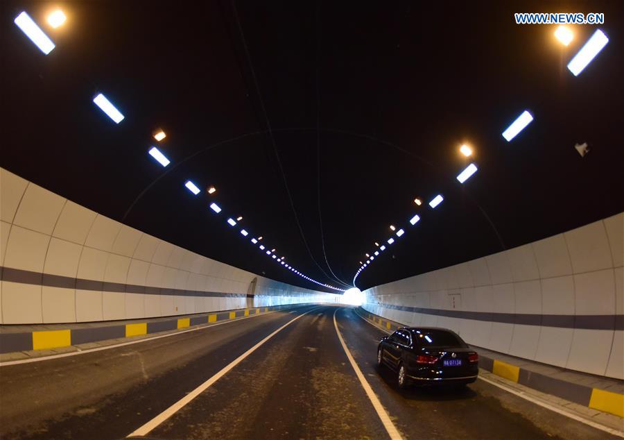 China's longest tunnel under lake open to traffic