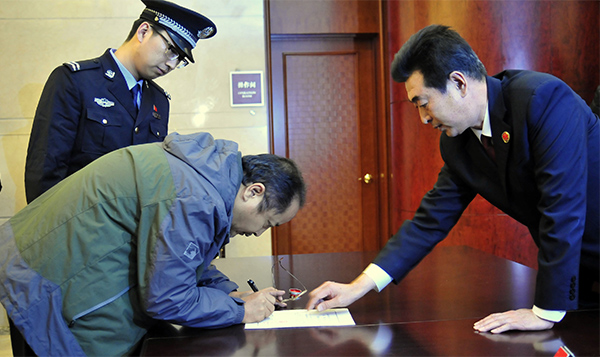 Chinese man wanted on corruption charges returned from Africa