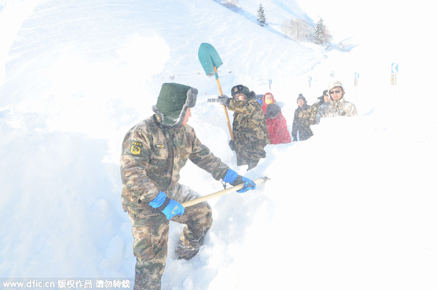 Police rescue tourists trapped in minus 30 after avalanche in Xinjiang