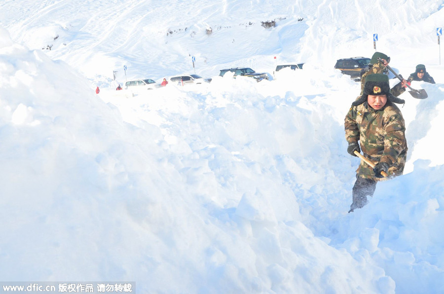 Police rescue tourists trapped in minus 30 after avalanche in Xinjiang