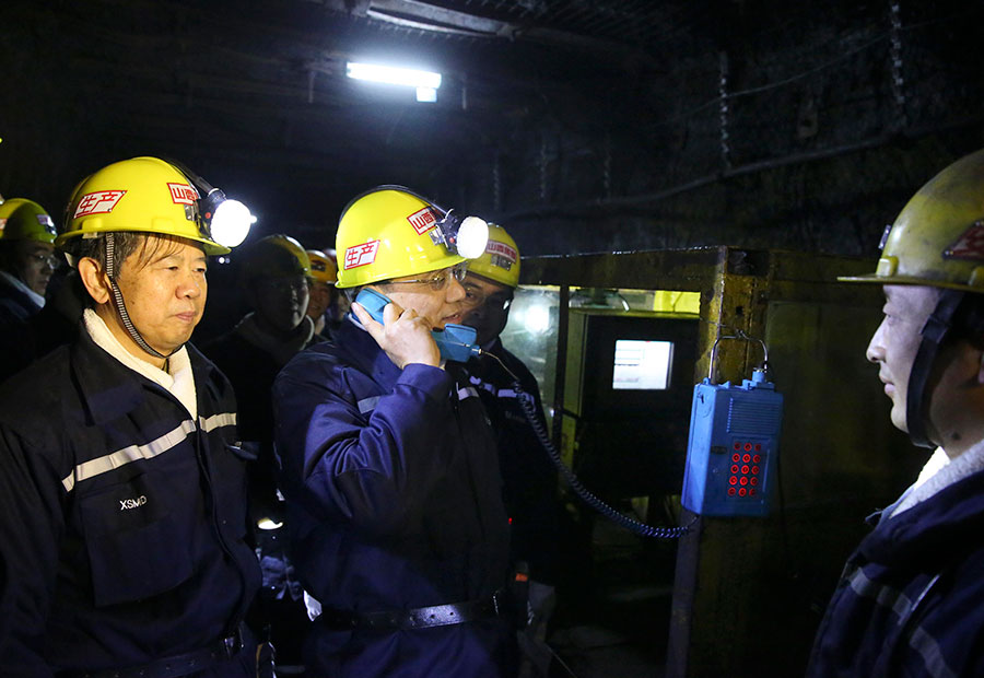 Li springs a surprise on coal mine visit