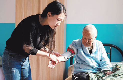 Pair bonds in helping others