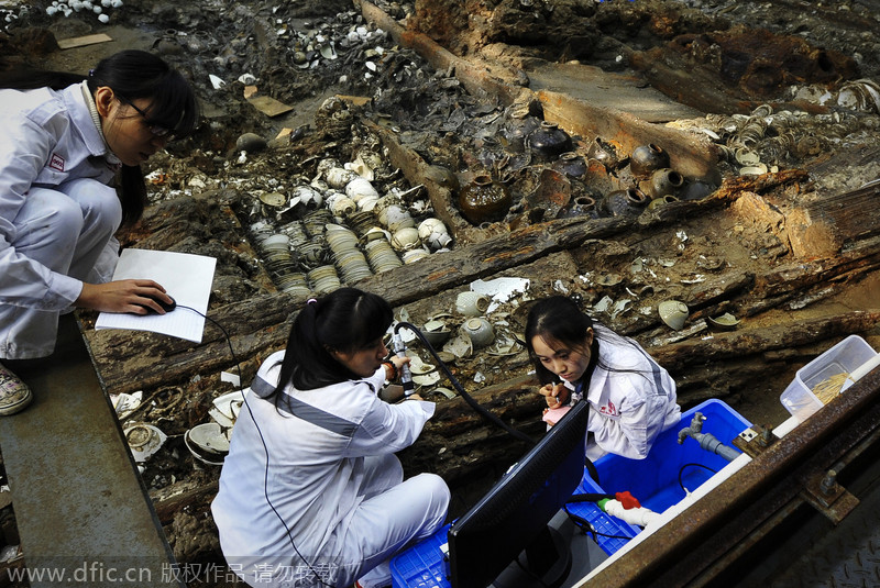 Hoard of relics salvaged from ancient Chinese ship