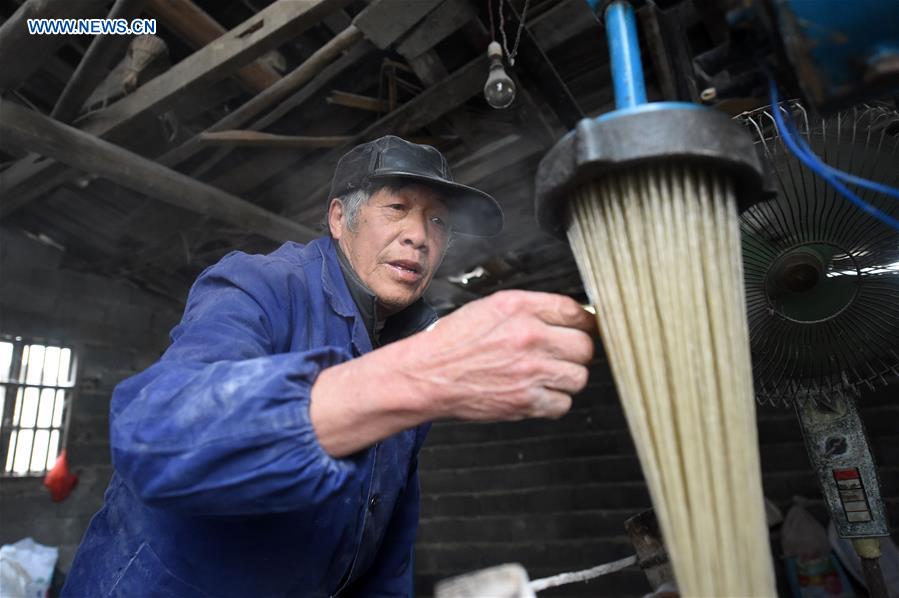 Villagers make sweet potato vermicelli in China's Guangxi