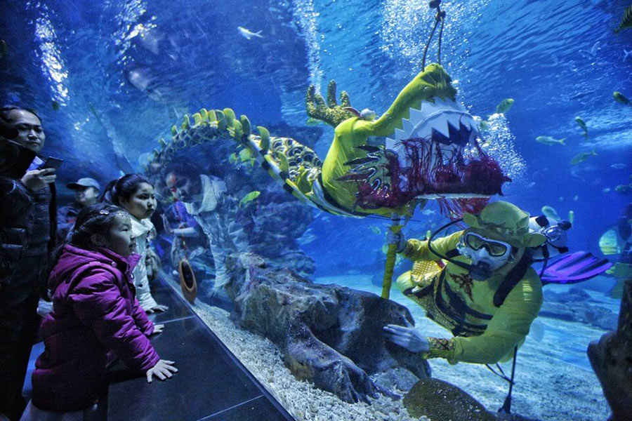 'Monkey King' performs dragon dance in underwater tunnel in Tianjin