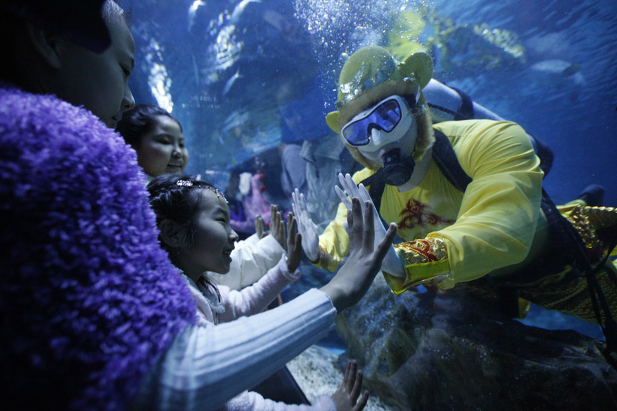 'Monkey King' performs dragon dance in underwater tunnel in Tianjin