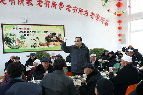 Premier Li takes Spring Festival greetings, and gifts, to old folk