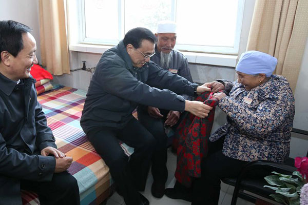 Premier Li takes Spring Festival greetings, and gifts, to old folk