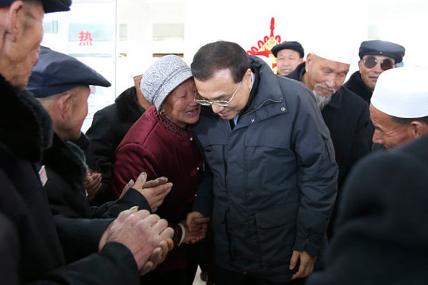 Premier Li takes Spring Festival greetings, and gifts, to old folk