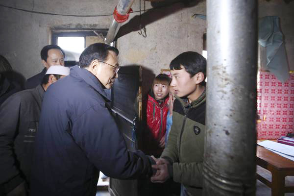Premier Li visits families in impoverished Ningxia village