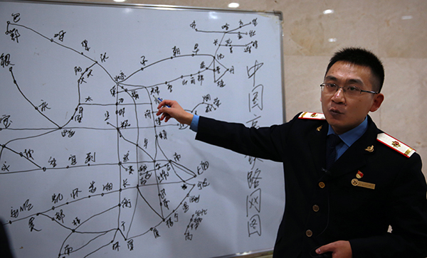 Train conductor sends Spring Festival goers safely on their way