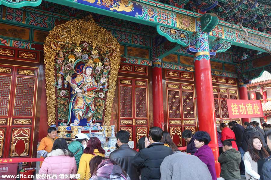 Chinese temples flooded with new year prayers, including foreigners