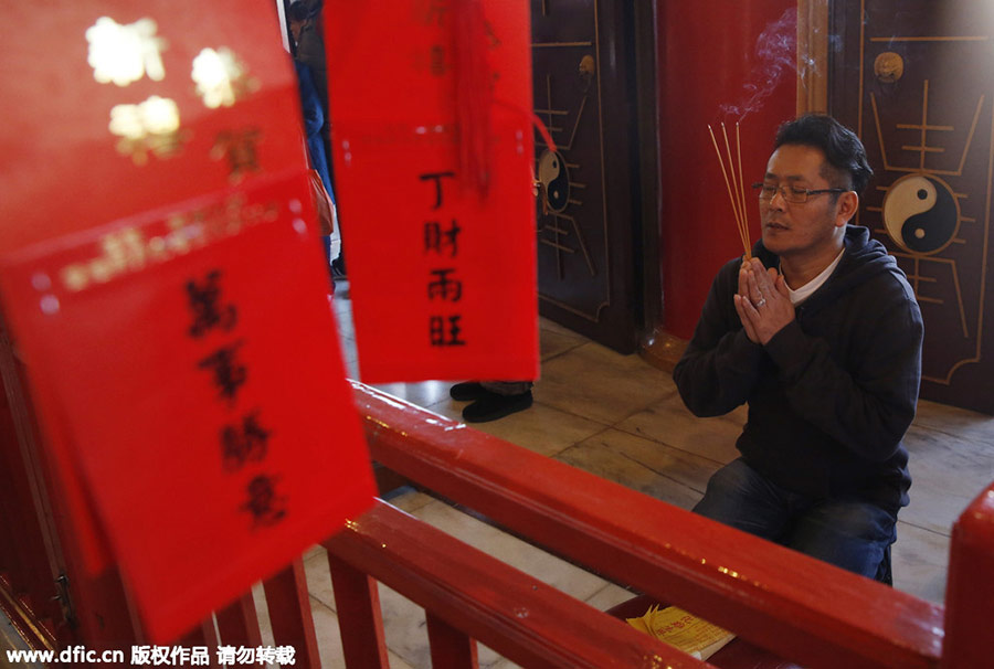 Chinese temples flooded with new year prayers, including foreigners