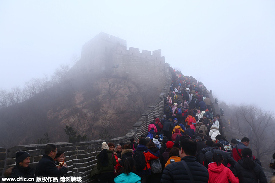 Tourists visit Beijing attractions despite heavy smog