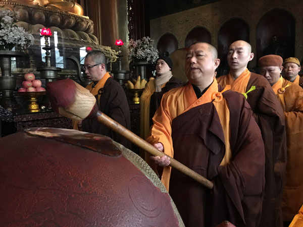 Monks and Taoist priests in Beijing pray for the victims of Taiwan earthquake