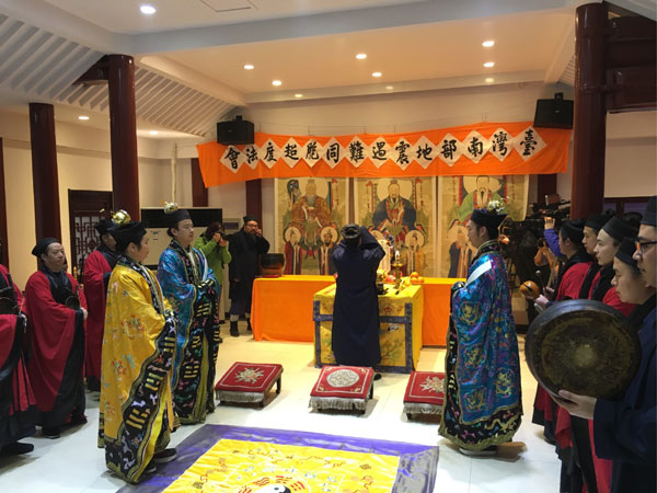 Monks and Taoist priests in Beijing pray for the victims of Taiwan earthquake