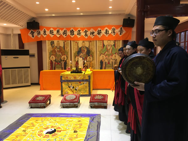 Monks and Taoist priests in Beijing pray for the victims of Taiwan earthquake