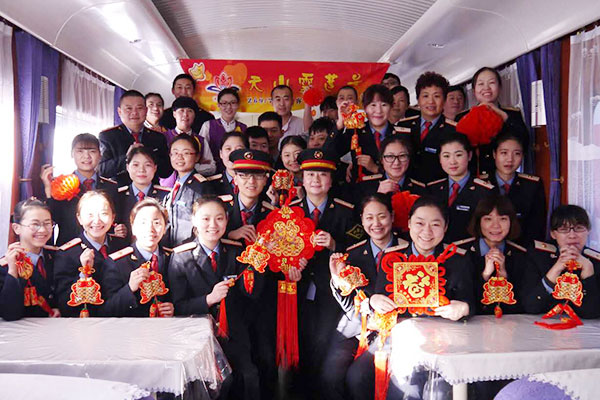 Long-distance train crew works through Spring Festival holiday