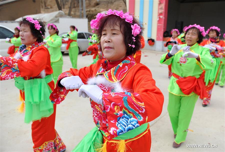 Villagers perform Yangko in NW China to mark Lantern Festival