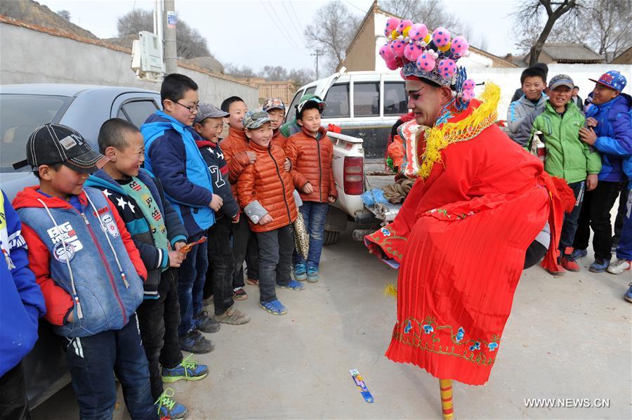 Villagers perform Yangko in NW China to mark Lantern Festival