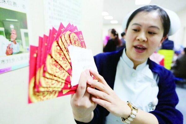 Patient secretly leaves hongbao for medical staff