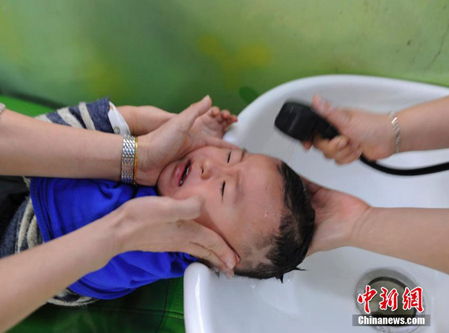 Cutting hair for Longtaitou Festival