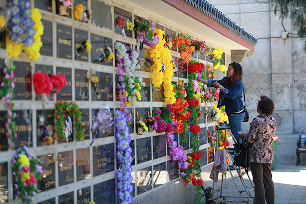 Chinese eye eco-burials as graveyards fill up