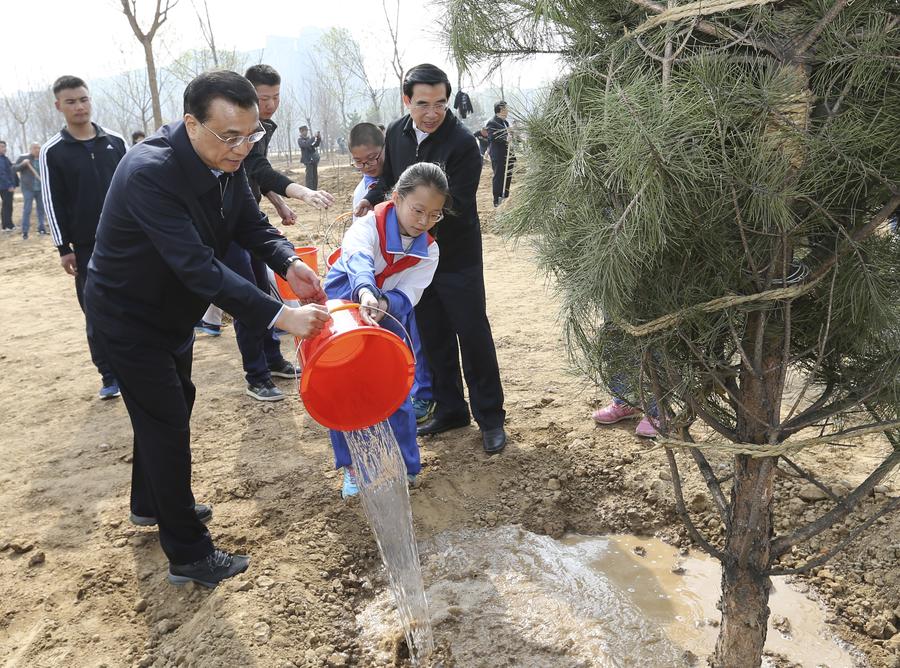 Top Chinese leaders attend voluntary tree-planting in Beijing